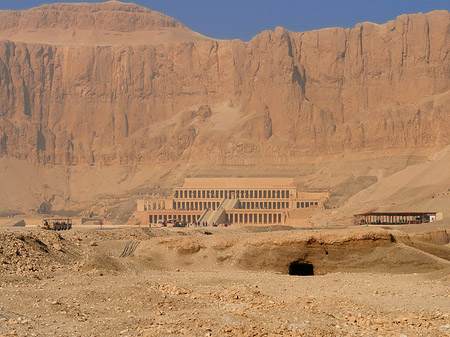 Eingang zum Tempel mit Berg - Landesinnere