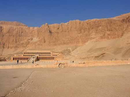 Eingang zum Tempel mit Berg - Landesinnere