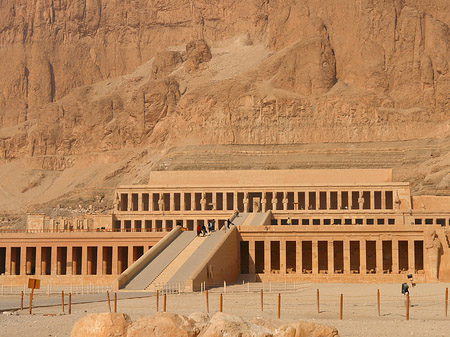 Eingang zum Tempel mit Berg - Landesinnere