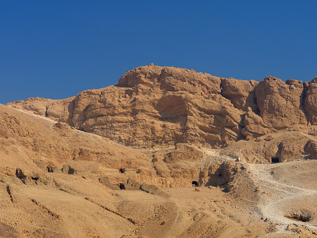 Eingang zum Tempel mit Berg - Landesinnere