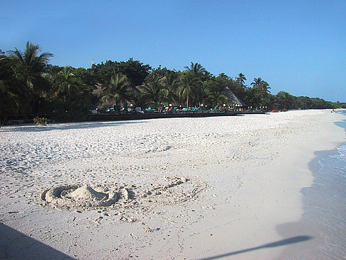 Der weiße Sandstrand der Malediven Fotos