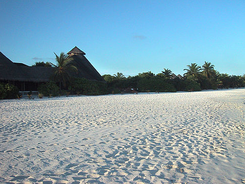 Der weiße Sandstrand der Malediven Fotos